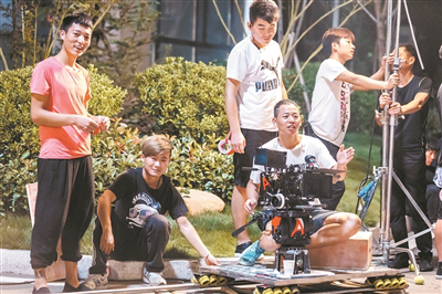 浙江横店影视职业学院学生在参与剧组的实地拍摄。.png